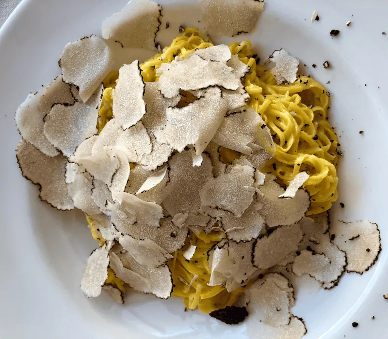 Piatto di alta cucina con tartufo pregiato de Il Bianco e Il Nero